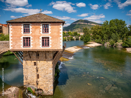 Viaduc de Millau vu depuis le Pont Vieux de Millau sur le Tarn en Aveyron, France