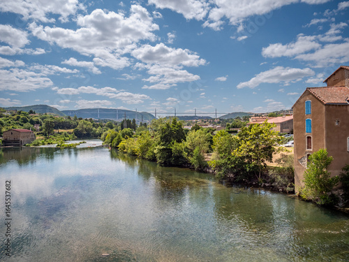 Viaduc de Millau vu depuis le Pont Vieux de Millau sur le Tarn en Aveyron, France