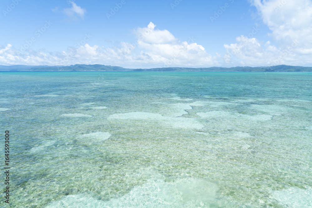 Fototapeta premium 古宇利大橋から見た海と沖縄本島