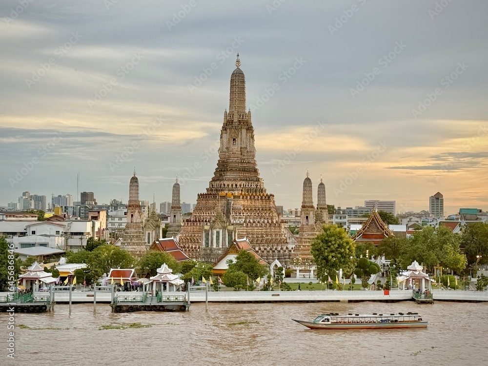 Naklejka premium Wat Arun, Bangkok Thailand - 2025