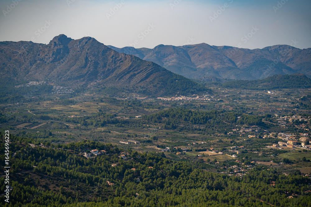 Naklejka premium Serene mountain landscape with houses and trees in valley