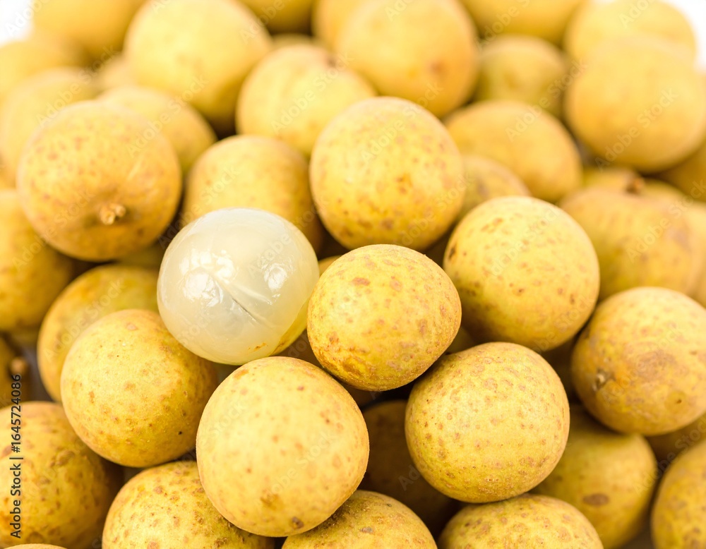 Fresh Longan Fruit with Peeled Fruit Fresh Longan Fruit with Peeled Fruit