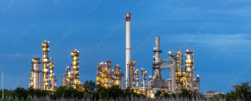 Obraz premium Oil and gas refinery plant at night, Global business energy logistic transportation, Oil and gas refinery petrochemical industrial, Petrochemical refinery industrial energy supply chain.
