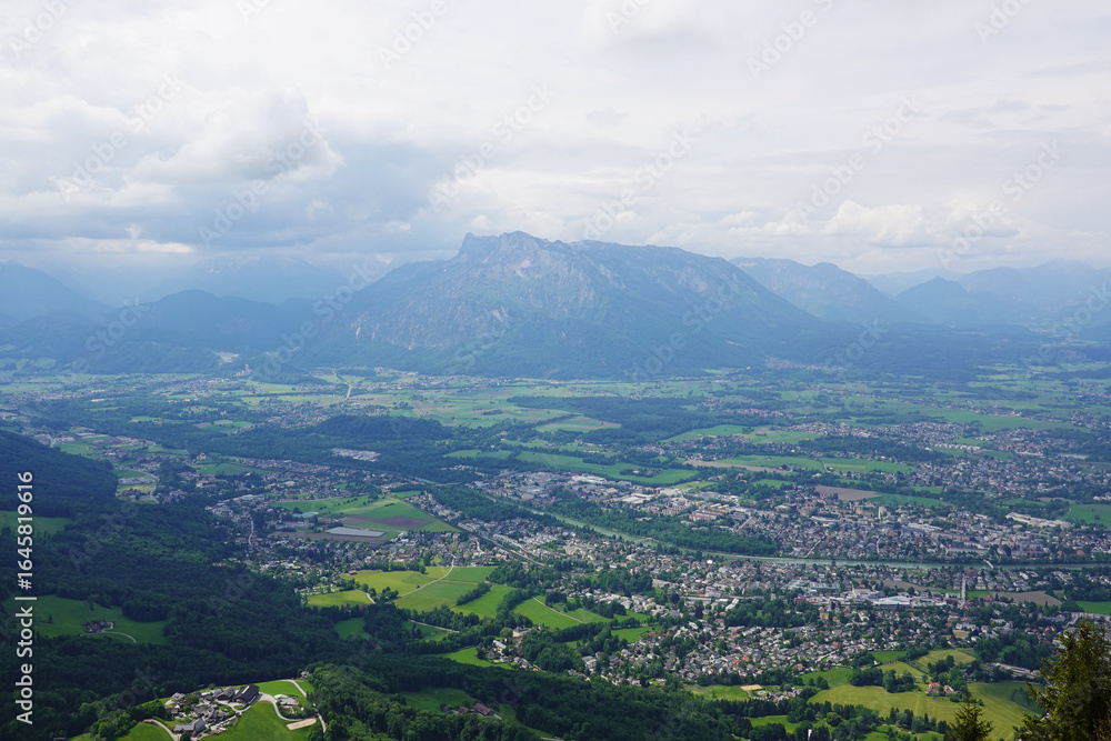 Obraz premium The panorama of Salzburg and the Untersberg mountain ridge from Gaisberg mountain, Austria