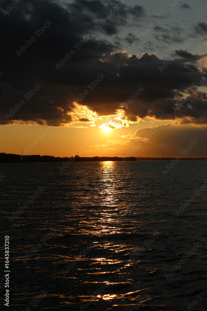 Naklejka premium sunset over the sea