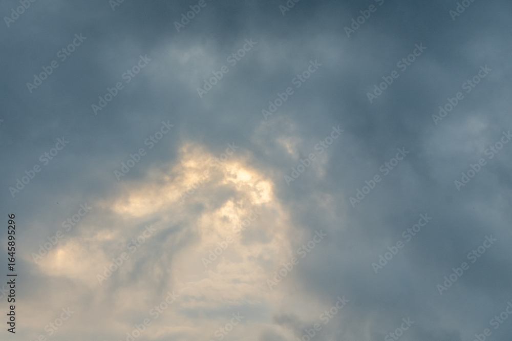 Fototapeta premium Ciel nuageux avec aperçu du soleil