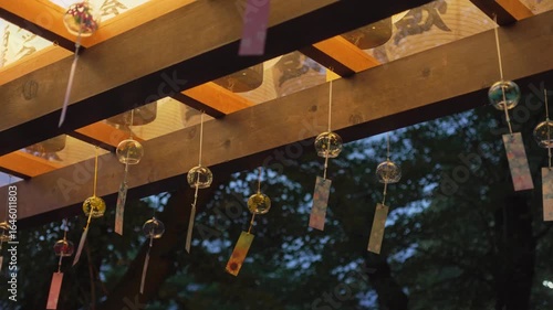 夜の神社の門に飾られたたくさんの風鈴