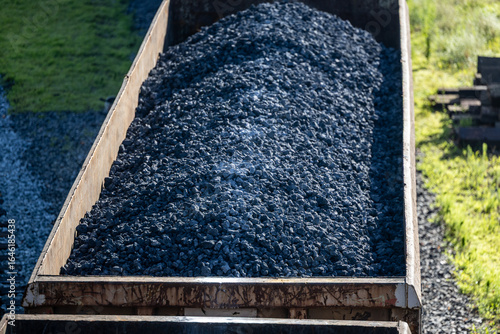 Wagony z węglem kamiennym z kopalni węgla. Transport 