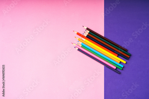 crayons de couleur multicolores sur fond rose et violet