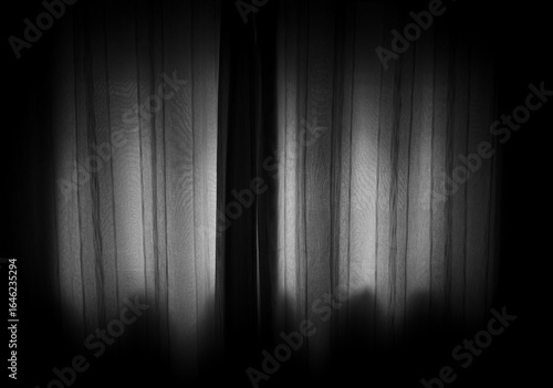 Fotografie Fotografia de um quarto escuro com luz entrando apenas pela cortina da janela, fotografia em preto e branco, expressando sentimentos ocultos e reservados