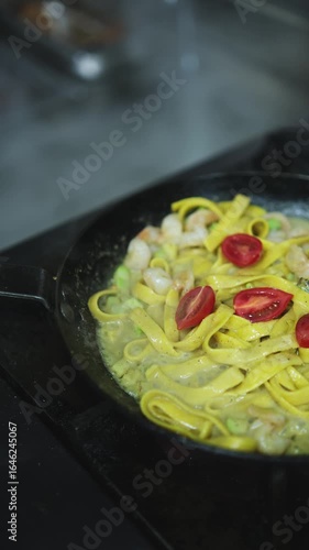 Pasta with tomatoes is cooked in skovrodok