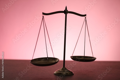 Cuadro en lienzo Scales of justice on table against color background
