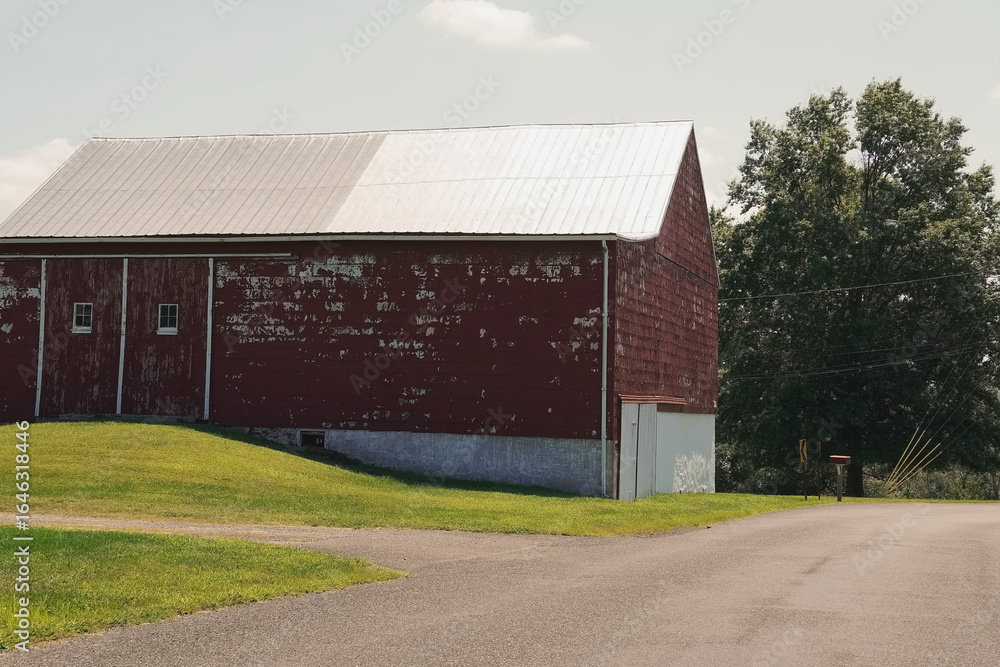 Obraz premium Red Barn Near Country Lane