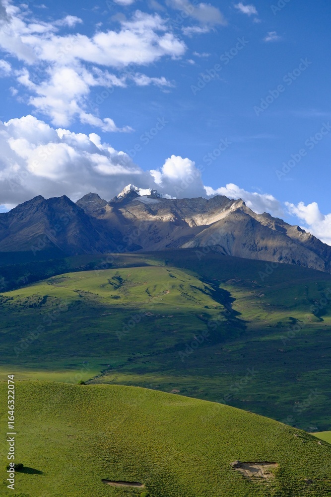 Obraz premium Scenic view of green hills and mountains.