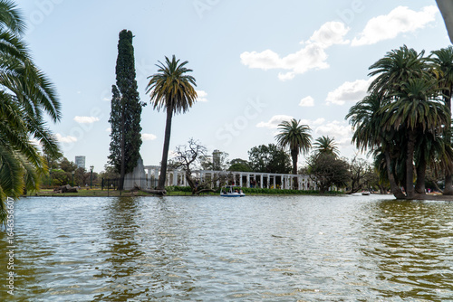 Gran lago y columnas