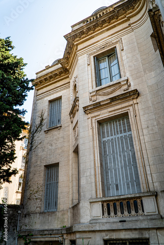 Edificio con ventanales antiguos