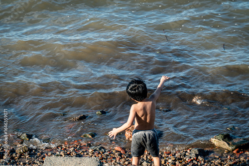 Niño en agua