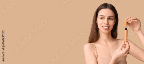 Beautiful young woman holdi...