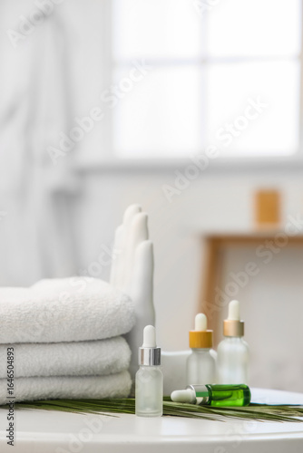 Cosmetic dropper bottles wi...