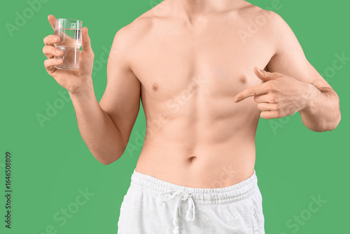 Handsome young sporty man p...