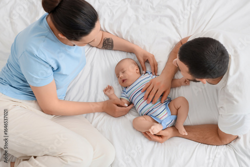 Young parents with their li...