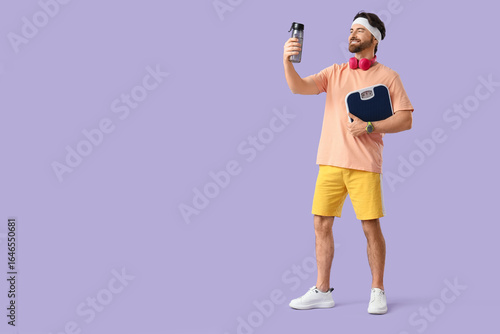 Sporty young man with weigh...