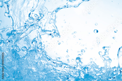 青の背景に飛び散る水飛沫.