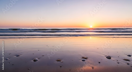 Pantai yang Tenang Saat Matahari Terbit: Perpaduan Warna Hangat, Ombak Lembut, dan Sentuhan Bintang Laut Elegan di Pasir Reflektif