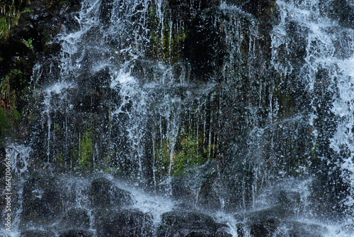 Wallpaper Mural 暗い岩肌に流れ落ちる細い水筋と水滴の滝クローズアップ Torontodigital.ca