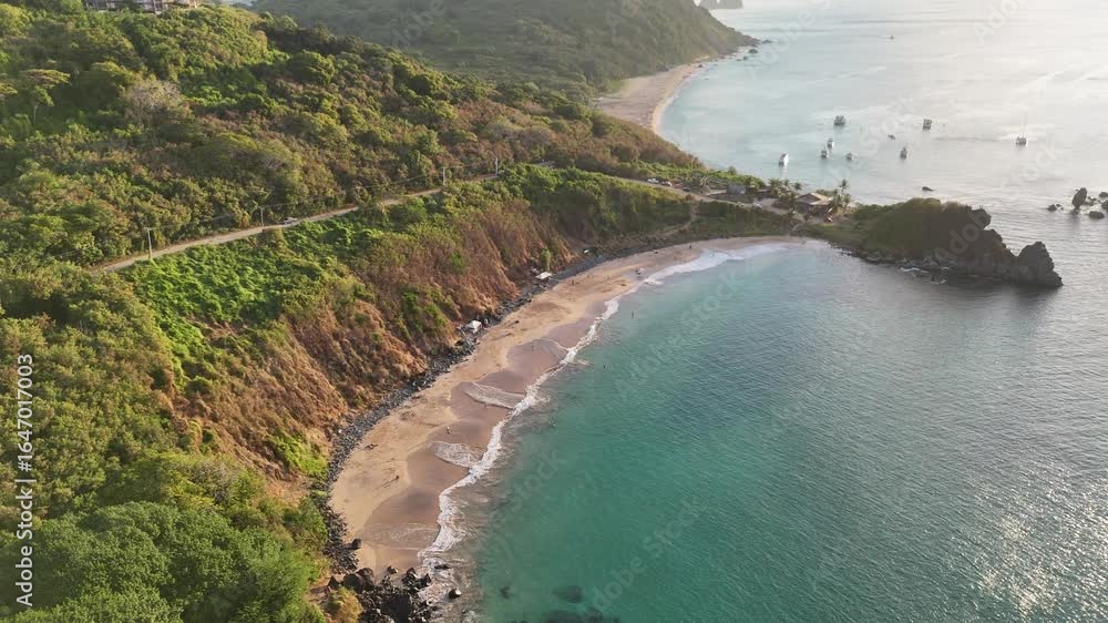 Imagem aérea da Praia do Meio com o imponente Morro do Pico ao fundo em Fernando de Noronha, cenário paradisíaco com mar cristalino e paisagem intocada