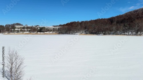 雪と氷に覆われた女神湖の風景