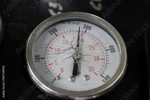 Quadro em tela Pressure gauge or manometer with broken glass caused by high pressure, showing 300 PSI