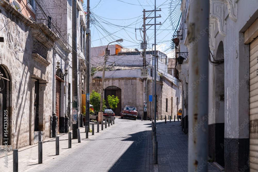 Obraz premium Sonnenbeschienene Kolonialgasse in Arequipa, Peru