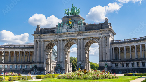 Brussels, Belgium, 08.10.2025, triple triumphal arch with many tourists, in the Cinquantenaire Park many people are milling around and admiring the quadriga riding high above, sunny day in Brussel
