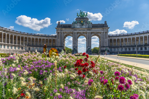 Brussels, Belgium, 08.10.2025, triple triumphal arch with many tourists, in the Cinquantenaire Park many people are milling around and admiring the quadriga riding high above, sunny day in Brussel