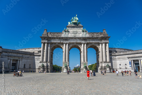 Brussels, Belgium, 08.10.2025, triple triumphal arch with many tourists, in the Cinquantenaire Park many people are milling around and admiring the quadriga riding high above, sunny day in Brussel