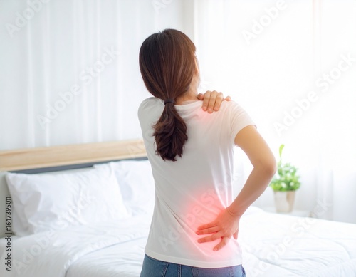 腰に痛みを感じる女性