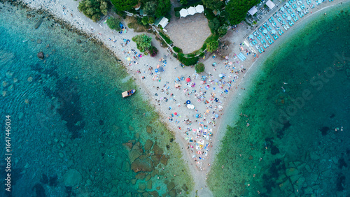 Obraz na płótnie Spiaggia mediterranea con scogli e sabbia, ripresa aerea zenitale