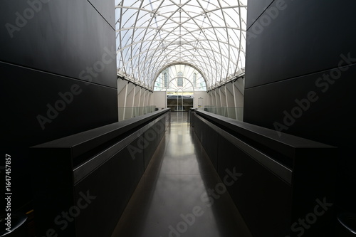 Obraz na płótnie Longview of  a corridor with a skylight roof in a museum in London
