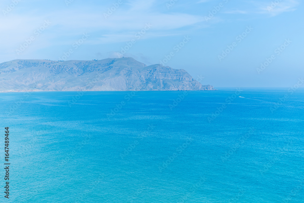Naklejka premium Mountain is in the background of a blue ocean