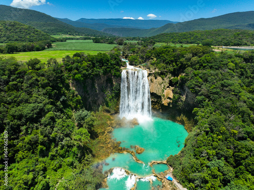 Maravilla turquesa en la selva mexicana
Paisaje aéreo de la cascada más icónica de México