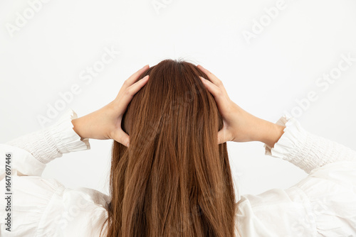 頭を抱える女性01