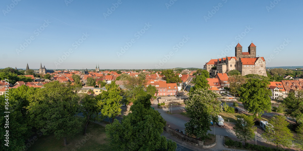 Obraz premium Panorama von Quedlinburg mit Schlossberg und Altstadt vom Münzenberg aus