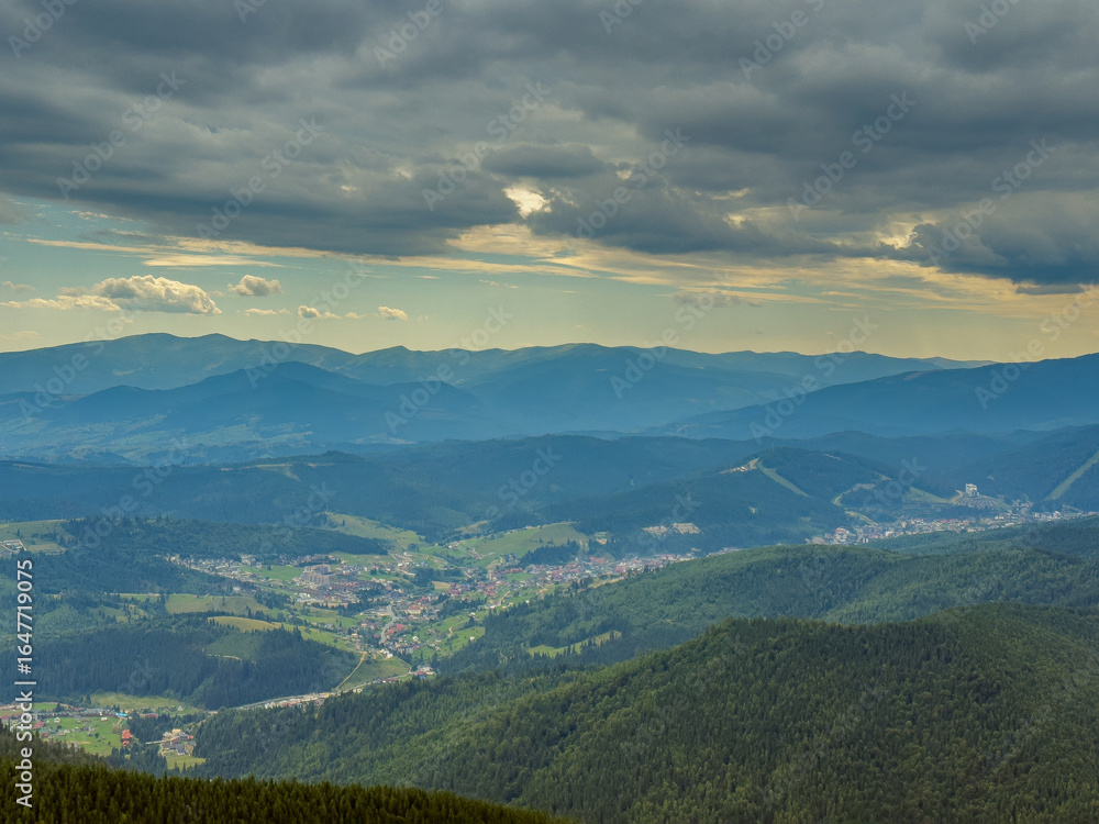 Obraz premium Sunny Carpathian peaks: green valleys and crystal clear skies.