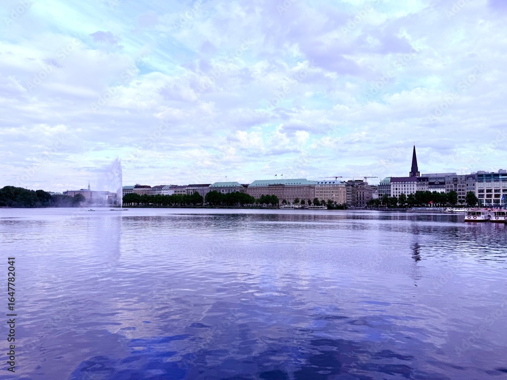 Obraz premium beautiful lake in the city center