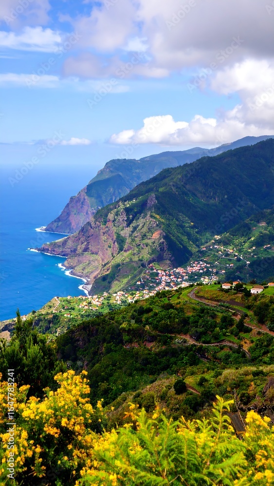 Obraz premium Coastal mountain range with vibrant greenery and clouds