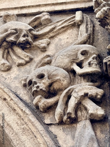 Fotografia human skulls on the facade of the medieval church