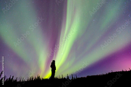 Foto An aurora is a natural light display in Earth's sky