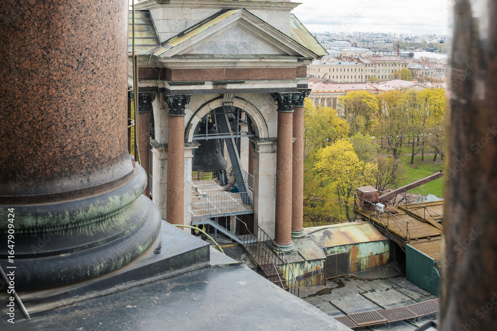 Naklejka premium Renovation Efforts Visible at Prominent Building in St Petersburg as Workers Restore Historical Architecture