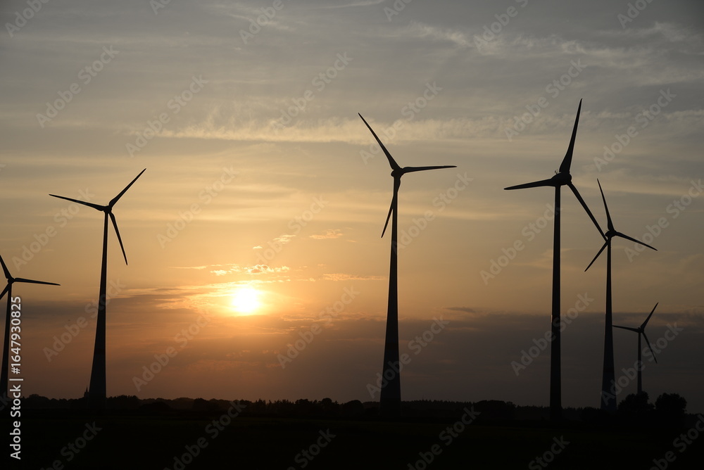 Windkraftanlagen in der Dämmerung Windkraftanlagen in der Dämmerung